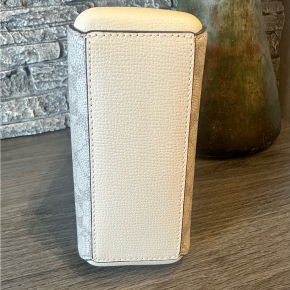 Kate Spade Cream Mini Bag NWT. Adorable 
Bag to carry for a night out!! - Picture 7 of 8